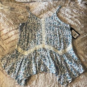 NWT Floral Tank 💙
